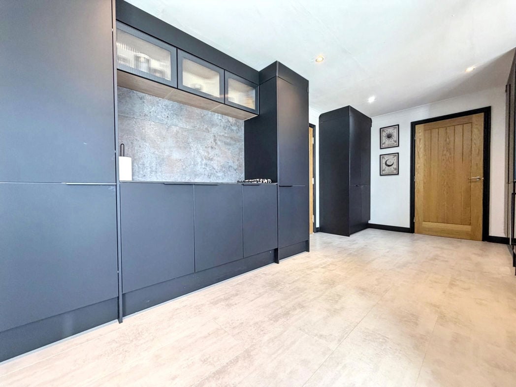 Property image 8 of 32