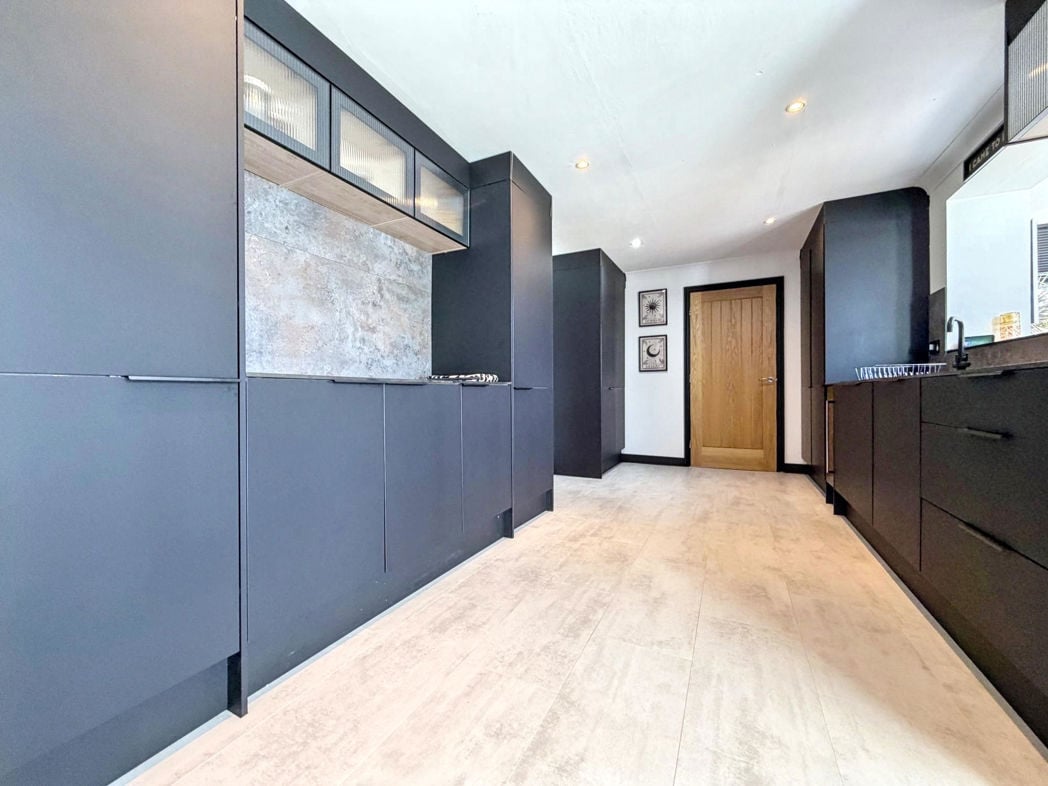 Property image 11 of 32